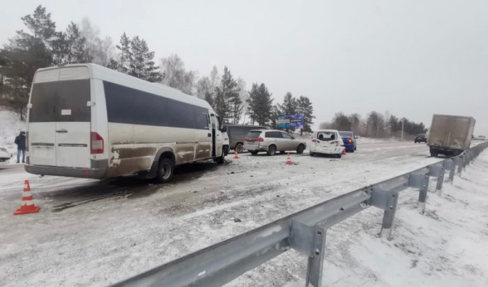 Микроавтобус и четыре легковушки столкнулись на Качугском тракте