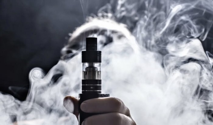 Родителей подростка, курившего вейп на крыльце школы, оштрафовали в Ангарске