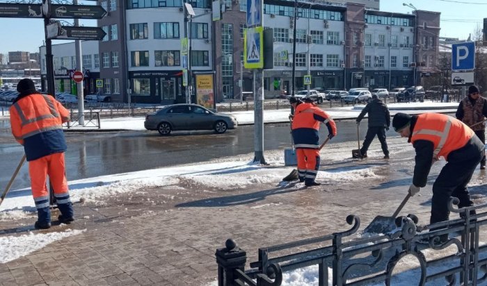 В Иркутске очищают от снега тротуары и остановки
