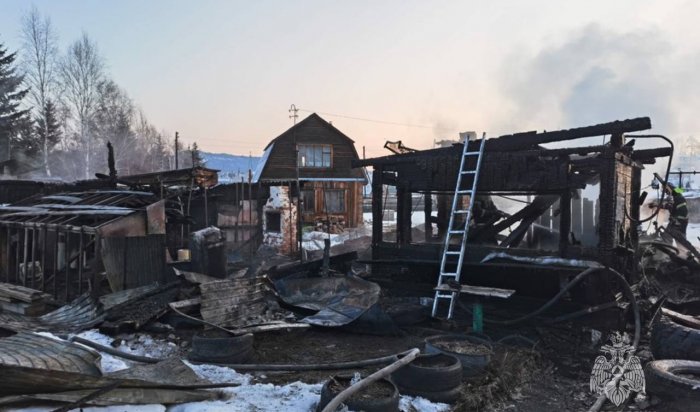 Четыре человека погибли на пожаре в дачном доме в Усть-Илимске