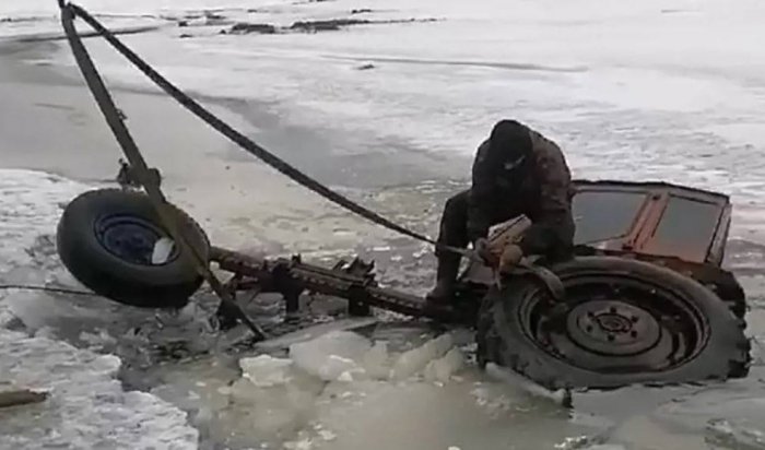 УАЗ «Патриот» и трактор провалились под лёд в Иркутской области