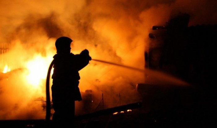 В Иркутске на пожаре спасли женщину