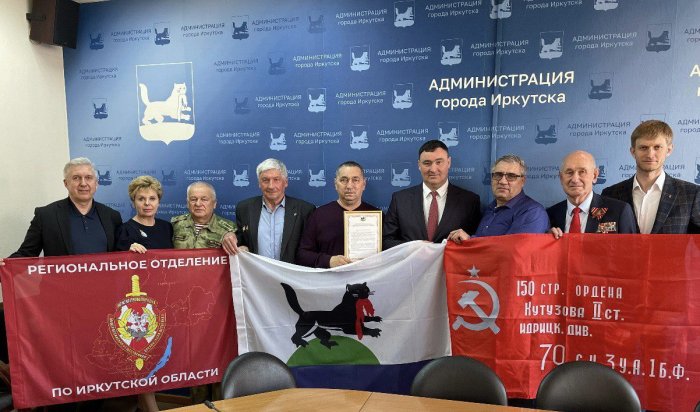 На Пике Черского установят флаг Иркутска и копию Знамени Победы