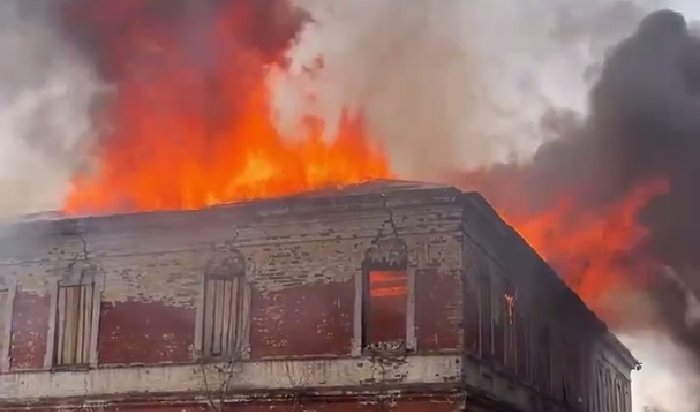 Заброшенная школа горела в предместье Рабочее в Иркутске (Видео)