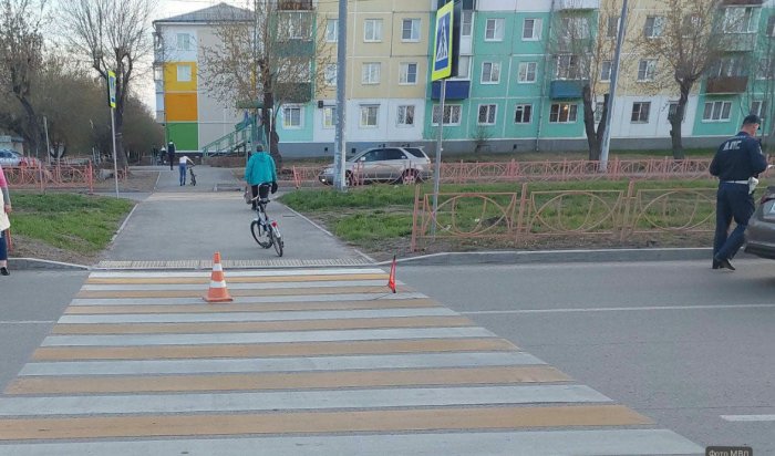 В Усолье-Сибирском автомобиль сбил двух школьниц, которые на велосипедах переезжали пешеходный переход