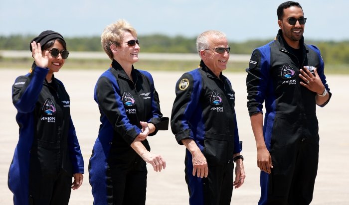 SpaceX запустила в космос корабль с туристами