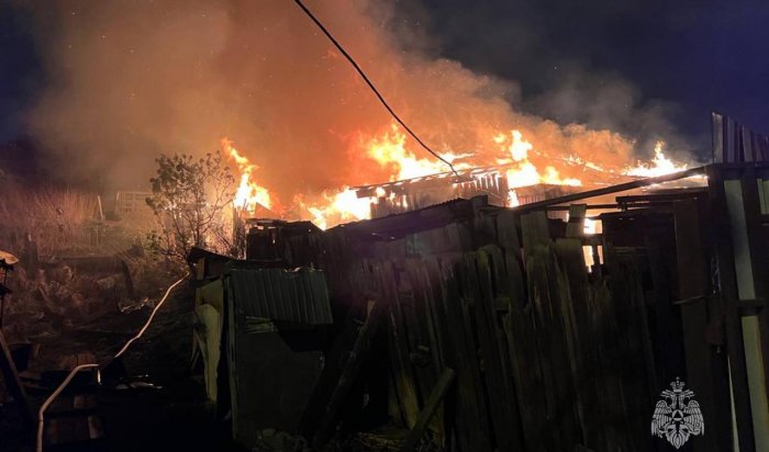 Неизвестные подожгли три дома на улице Подгорной в Иркутске