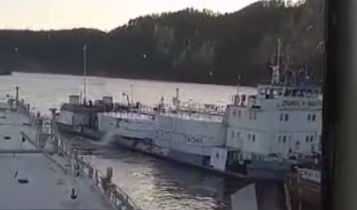 В Иркутской области на реке Лена столкнулись два танкера (Видео)