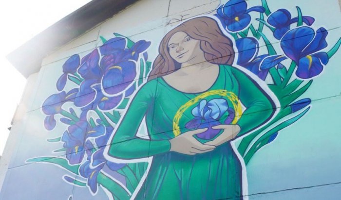 В Иркутске фасад дома на улице Маршала Конева украсит изображение девушки с ирисами