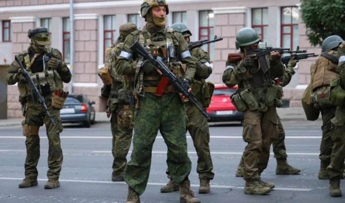 ТАСС показал фото вооруженных людей в камуфляже у штаба ЮВО в Ростове