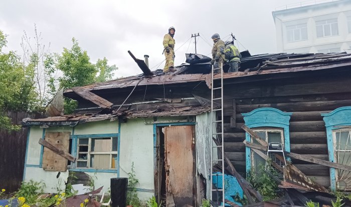 Заброшенное здание горело на улице 3-го Июля в Иркутске
