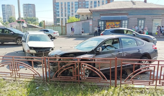 Три автомобиля столкнулись на пересечении улиц Байкальской и Трилиссера в Иркутске (Фоторепортаж)