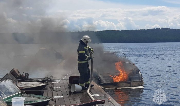 Катер сгорел на лодочной станции в Усть-Илимске