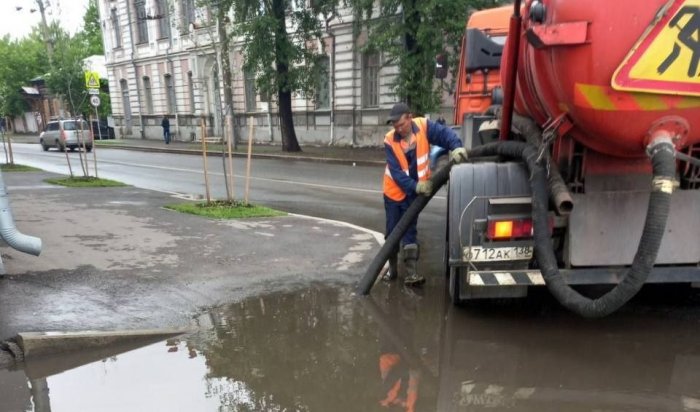 В Иркутске устраняют последствия дождя