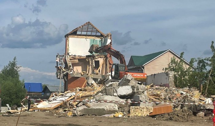 Незаконный жилой дом сносят на улице Красноярской в Иркутске