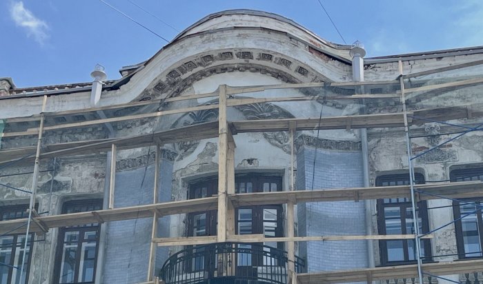 В Иркутском областном музыкальном колледже имени Фридерика Шопена ремонтируют фасад