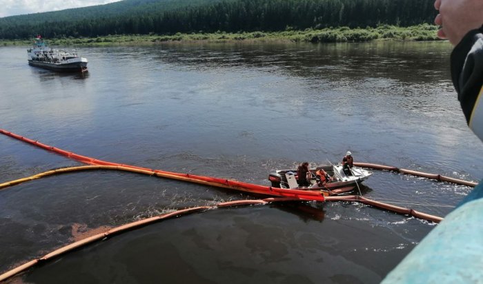 На реке Лене произошла утечка нефтепродуктов с танкера