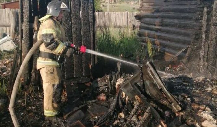 Житель Качуга устроил пожар во дворе своего дома