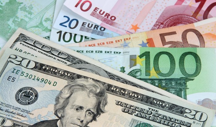 Банкоматы в России перестали принимать доллары и евро