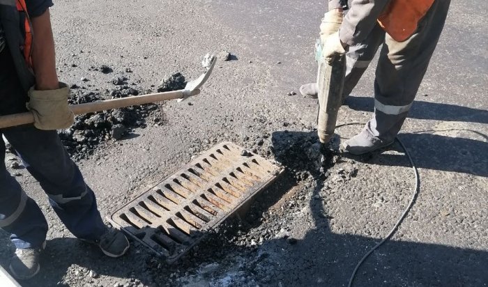 В Иркутске ремонтируют колодцы ливневой канализации
