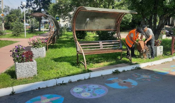 В Иркутске продолжается уборка дорог и тротуаров