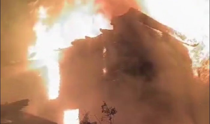 Деревянный дом горел прошедшей ночью в микрорайоне Лесном Иркутска