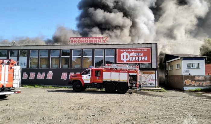 В Усть-Илимске горит гипермаркет «Экономия»
