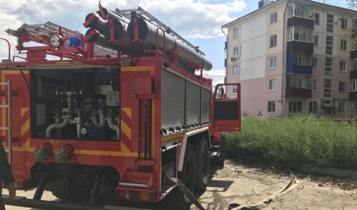 В Усть-Илимске троих человек спасли на пожаре в пятиэтажке