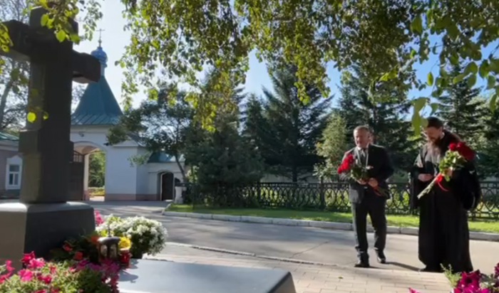 Игорь Кобзев возложил цветы на могилу писателя Валентина Распутина