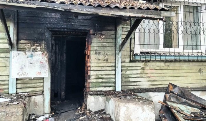 Деревянный многоквартирный дом горел в Иркутске