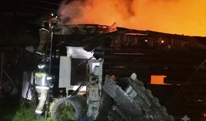 В Усть-Кутском районе полностью сгорел деревянный дом