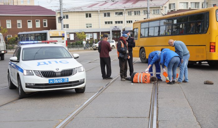 В Иркутске автобус № 480 сбил мужчину на въезде на Глазковский мост (Фоторепортаж)