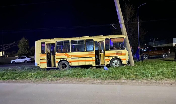 В Нижнеудинске автобус врезался в опору линии электропередач