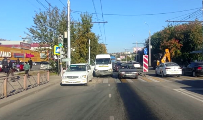 В Иркутске по вине маршрутки произошло ДТП, в котором пострадали три человека