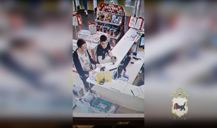 В Иркутске разыскивают двух похитителей наушников (Видео)