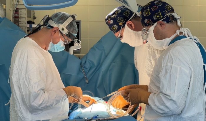 Детские кардиохирурги Иркутской областной клинической больницы впервые установили сосудистый протез новорождённому