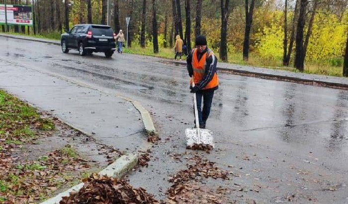 В Иркутске продолжается уборка улиц