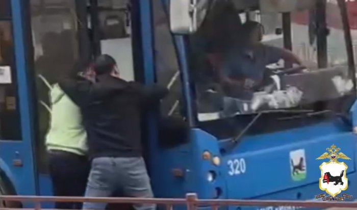 В Иркутске полицейские установили участников конфликта с водителем троллейбуса (Видео)