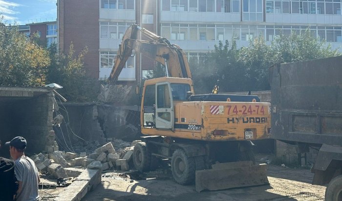 Незаконные гаражи сносят на улице Багратиона в Иркутске