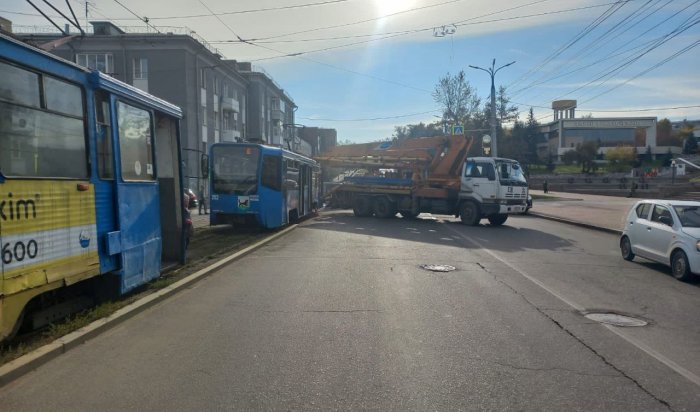 Трамвай и автобетононасос столкнулись в Иркутске