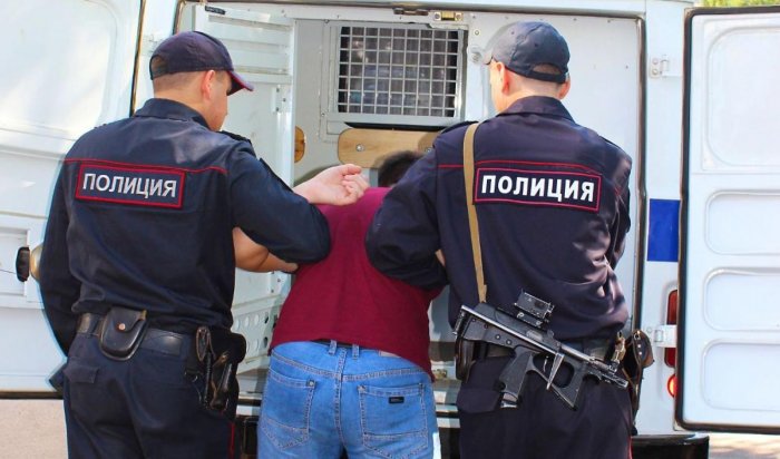 Полицейские выстрелили в мужчину, нападавшего на людей в центре Иркутска