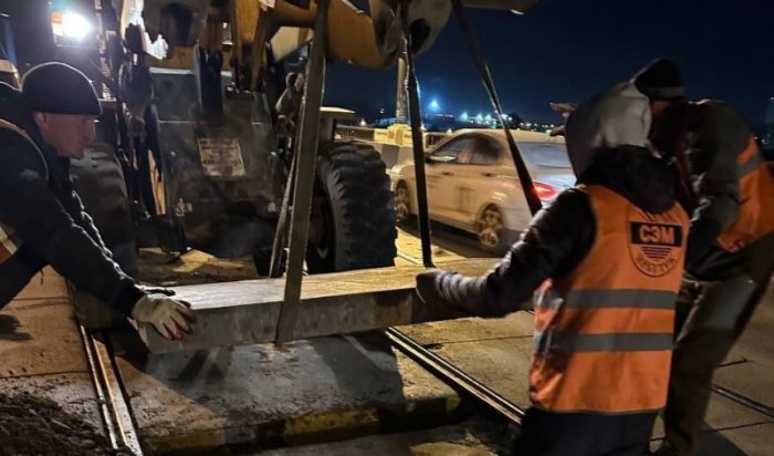 На Глазковском мосту в Иркутске меняют бетонное покрытие трамвайных путей