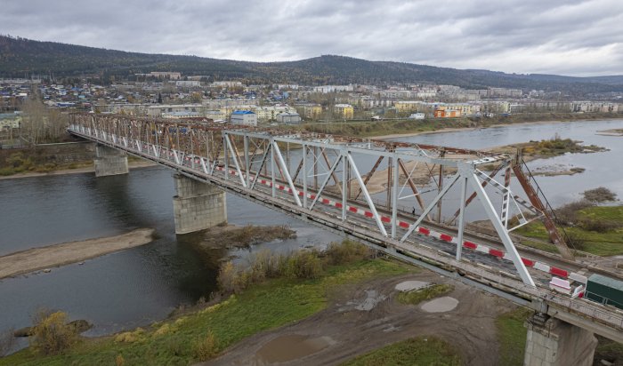 В Усть-Куте начали капитальный ремонт моста через реку Лену