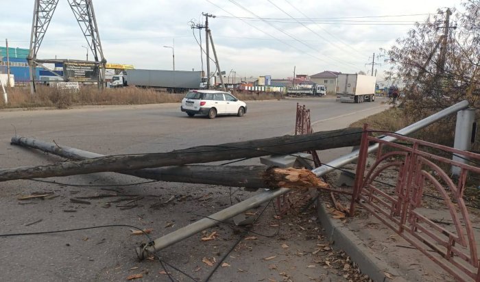 В Иркутске разыскивают водителя, который снес три опоры связи и два светофора на улице Розы Люксембург