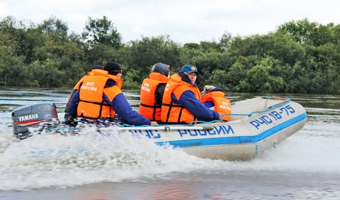 Спасатели отправились на поиски двух мужчин, которые перевернулись на лодке на реке Ухтум