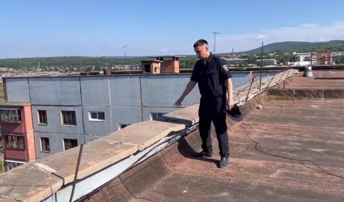 В Братске участковый спас девочку с крыши 9-этажного дома (Видео)
