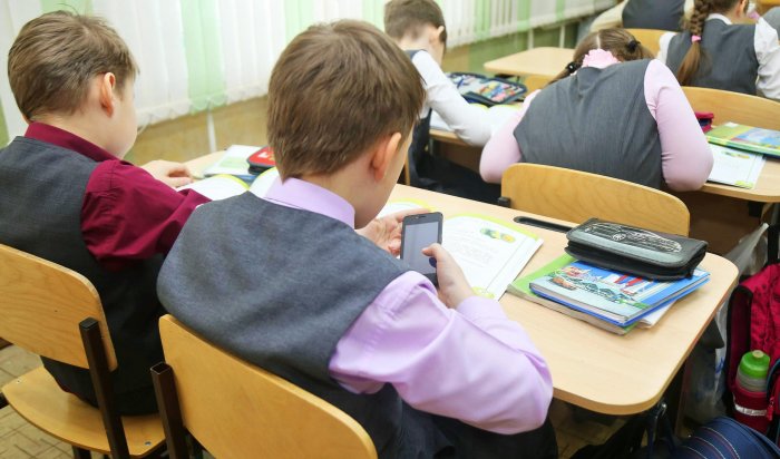 Родители иркутских школьников поддерживают запрет Министерства просвещения на использование мобильных телефонов на уроках