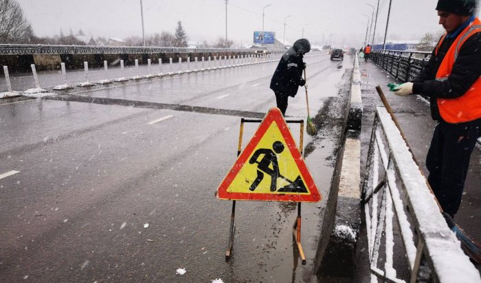 В Иркутске продолжаются уборка улиц и ремонт дорог