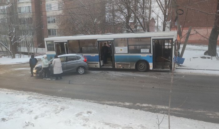 На улице Гоголя в Иркутске столкнулись легковушка и автобус