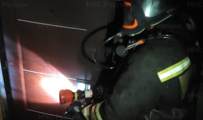 В Иркутске ночью загорелась стена 18-этажного дома